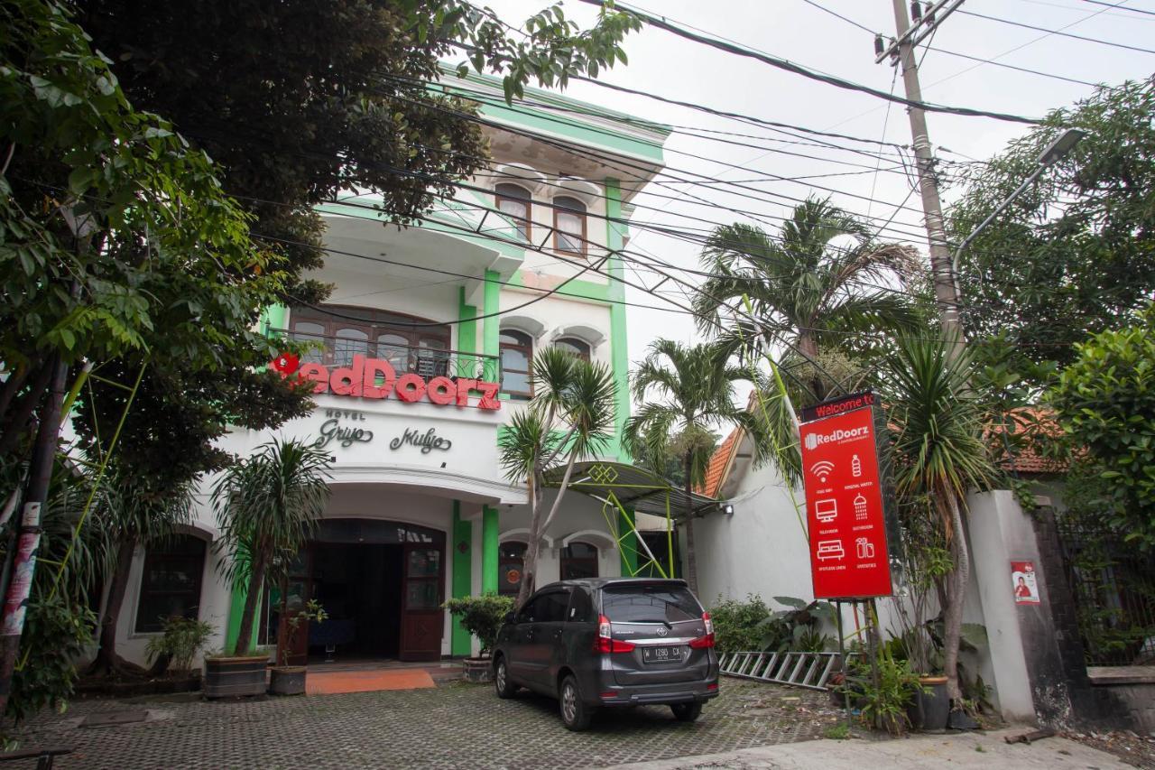 Reddoorz @ Genteng Surabaya 2 Экстерьер фото